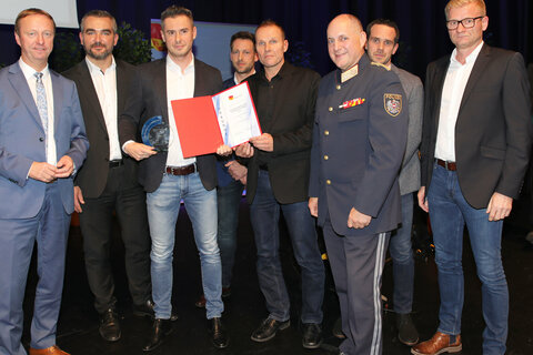 Stv. Johann Tschürtz, LR Heinrich Dorner und LPD-Stv. Werner Fasching (3.v.re.) mit dem Team der Suchtgiftgruppe Neusiedl am See (v.l.).