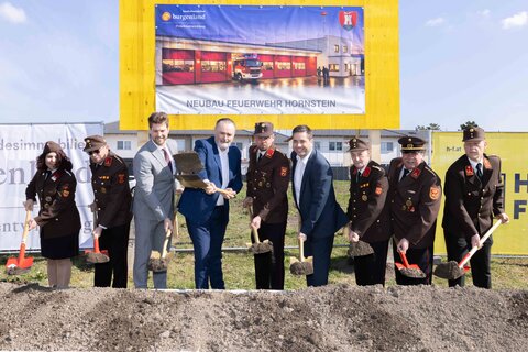 In Hornstein erfolgte im Beisein von Landeshauptmann Hans Peter Doskozil, Bürgermeister Christoph Wolf und Vizebürgermeister Rainer Schmitl der Spatenstich für ein neues Feuerwehrhaus.