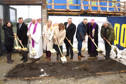 Pfarrgemeinderätin Monika Graf, Vizebürgermeister Gerold Eder, Dechant Karl Opelka, Landesrätin Daniela Winkler, Pfarrgemeinderätin Petra Dreiszker, Bürgermeister Gerhard Dreiszker, Landeshauptmann Hans Peter Doskozil, Diözesanbischof Ägidius Zsifkovics und Architekt Themistoklis Ioannou beim Spatenstich.
