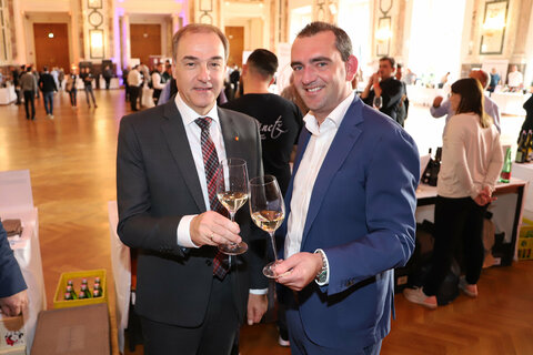 Garanten für die positive Weiterentwicklung des burgenländischen Weines: Georg Schweitzer, Geschäftsführer Wein Burgenland, Matthias Siess, Obmann Wein Burgenland, Andreas Liegenfeld, Präsident des burgenländischen Weinbauverbandes, Dr. Leonhard Schneemann, Landesrat für Wirtschaft und Soziales, und Herbert Oschep, Obmann Weintourismus Burgenland, bei der Wein Burgenland Präsentation in der Wiener Hofburg