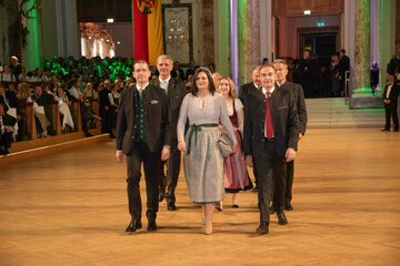 Landeshauptmann-Stellvertreterin Astrid Eisenkopf und Landesrat Leonhard Schneemann führten die Ehrendelegation aus dem Burgenland beim Einzug an, mit Dipl.Ing. Hans-Peter Weiss (l. vorne), Landesjagdkoordinator Burgenland, Generalintendant Alfons Haider (2. Reihe rechts) und weiteren Delegationsmitgliedern