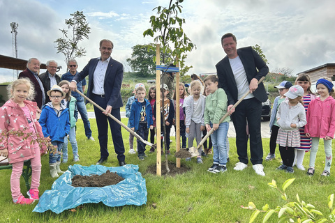 Landesrat Leonhard Schneemann pflanzte gemeinsam mit Bürgermeister Thomas Hoffmann einen Nussbaum im Pflegestützpunkt Schattendorf.