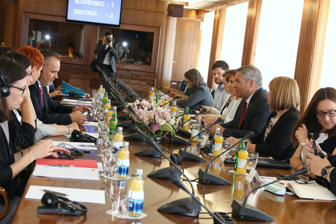 Die burgenländische Delegation mit Landeshauptmann Hans Peter Doskozil und Landesrat Christian Illedits an der Spitze traf auf die slowenische Delegation mit Parlamentspräsident Dejan Židan.