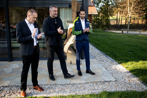 Landesrat Dr. Leonhard Schneemann, Sportlandesrat Mag. Heinrich Dorner und Dr. Mag. Stephan Sharma, Präsident von Special Olympics Burgenland) (v.l.).