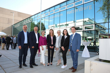 Nahmen die Wiedereröffnung des neuen KUZ Mattersburg vor: Baulandesrat Heinrich Dorner und Landeshauptmann Hans Peter Doskozil mit Bürgermeisterin Claudia Schlager, Kulturbetriebe-Burgenland Geschäftsführerin Barbara Weißeisen-HalwaxUrsula Foki, stv. Geschäftsführerin der Burgenländischen Volkshochschulen, Barbara Mayer, Geschäftsführerin des Literaturhauses Mattersburg, und Gert Polster, Leiter der Landessammlungen