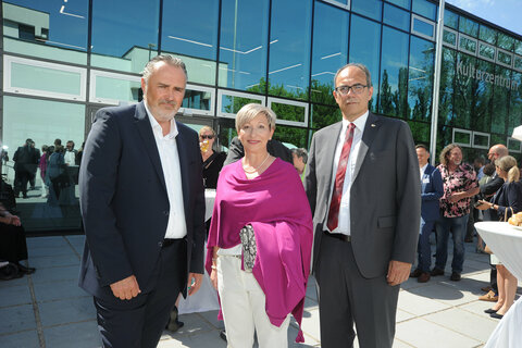 LH Hans Peter Doskozil, Vizebürgermeister Otmar Illedits, Bürgermeisterin Claudia Schlager vor dem neuen KUZ Mattersburg