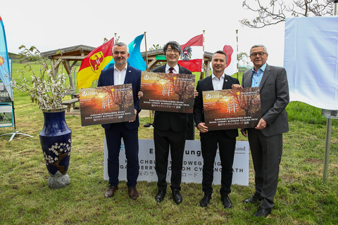 eröffneten den Kirschblütenradweg Shiga (v. l.): Landesrat Heinrich Dorner, S. E. Botschafter Kiminori Iwama, Regierungskoordinator LAbg. Robert Hergovich und Breitenbrunns Bürgermeister Helmut Hareter
