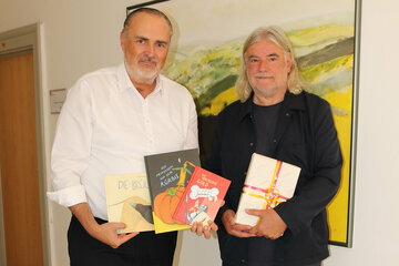 Landeshauptmann Hans Peter Doskozil gratulierte Kinderbuchautor Heinz Janisch zum Hans Christian Andersen-Preis