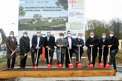 LH Hans Peter Doskozil mit Bürgermeister Vinzenz Knor (2.v.l.), KRAGES-Geschäftsführer Hubert Eisl (4.v.l.), Marc Seper (Kaufmännischer Direktor des Krankenhauses Güssing, 5.v.r.), BELIG-Geschäftsführer Gerald Goger (l.) mit Betriebsräten und bauausführenden Firmen beim Spatenstich der neuen Personalwohnungen.