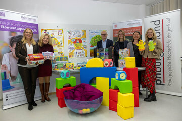 Bildungslandesrätin Daniela Winkler bei der Präsentation der Materialboxen.