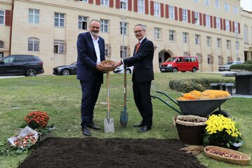 Landeshauptmann Mag. Hans Peter Doskozil (l.) und seine Exzellenz Aldrik Gierveld, der Botschafter des Königreichs der Niederlande (r.), im Rahmen der Übergabe des Jubiläumsgeschenks in Form niederländischer Blumenzwiebel vor dem Eisenstädter Landhaus.
