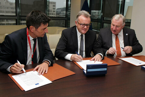 LH Hans Niessl und LTP Christian Illedits trafen in Brüssel mit EU-Kommissar Günther Oettinger und AdR-Präsident Karl-Heinz Lambertz, Österreichs Botschafter bei der Europäischen Union, zu informellen Gesprächen