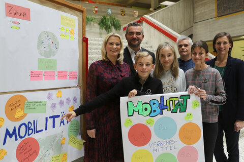 Landesrätin Daniela Winkler, Landesrat Heinrich Dorner, Kinder- und Jugendanwalt Christian Reumann und Christine Zopf-Renner von der Mobilitätszentrale Burgenland mit Jugendlichen