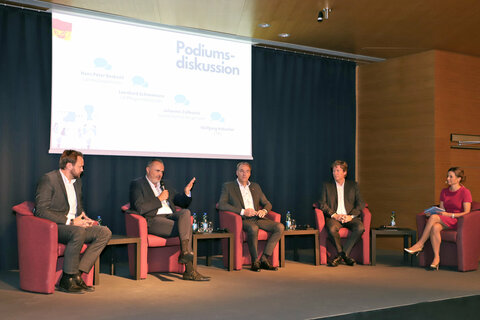 Podiumsdiskussion mit (v.l.n.r.) Dr. Johannes Zsifkovits (SDB - Soziale Dienste Burgenland Gmbh), Landeshauptmann Doskozil, Landesrat Schneemann, DI Dr. Wolfgang Habacher (Geschäftsführer EPIG GmbH - Entwicklungs- und Planungsinstitut für Gesundheit), Mag. Nora Schleich (Moderation).