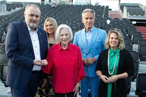 Landeshauptmann Hans Peter Doskozil mit Gattin Julia, Clarissa Henry (Ziehtochter von Robert Stolz), Generalintendant Alfons Haider und Geschäftsführerin Claudia Priber (Kultur-Betriebe Burgenland) (v.l.) vor der Premiere auf Schloss Tabor.