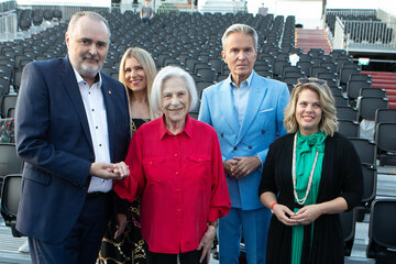 Landeshauptmann Hans Peter Doskozil mit Gattin Julia, Clarissa Henry (Ziehtochter von Robert Stolz), Generalintendant Alfons Haider und Geschäftsführerin Claudia Priber (Kultur-Betriebe Burgenland) (v.l.) vor der Premiere auf Schloss Tabor.