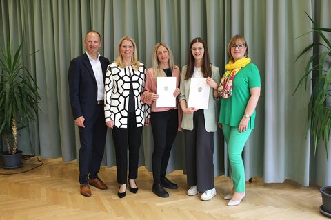 Schulsportgütesigel Silber: Bildungslandesrätin Daniela Winkler, Harald Ziniel, Fachinspektor für Bewegung und Sport in der Bildungsdirektion Burgenland und ecole-Direktorin Karin Schneemann mit den Ausgezeichneten.