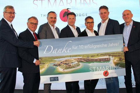 Burgenlands Landeshauptmann Hans Peter Doskozil, Wirtschafts- und Tourismuslandesrat Alexander Petschnig, Mag. Gottfried Koos, Mitglied des VAMED Vorstandes, Landeshauptmann a.D. Hans Niessl, GF Mag. Harald Zagiczek, Wirtschaft Burgenland GmbH – WiBuG, Tierschützerin Maggie Entenfellner und Geschäftsführer Klaus Hofmann feierten gemeinsam mit den Seewinkel-Gemeinden sowie den weiteren Projektpartnern den nationalen und internationalen Erfolg der St. Martins Therme & Lodge e & Lodge