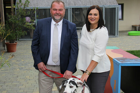Präsentierten im Tierschutzhaus Sonnenhof das Projekt „Heimtiernotdienst“: Dr.in Yvonne Millard, Designierte Veterinärdirektorin, Mag. Thomas Neudecker, Präsident Tierärztekammer Burgenland, Tierschutzlandesrätin Mag.a Astrid Eisenkopf, Veterinärdirektor Dr. Robert Fink und Mag. Wolfgang Böck, Geschäftsführer Tierschutzhaus Sonnenhof.
