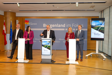 Zogen eine Zwischenbilanz zur Regierungsarbeit: Landeshauptmann Hans Peter Doskozil mit den Regierungsmitgliedern Landeshauptmann-Stellvertreterin Astrid Eisenkopf, Landesrätin Daniela Winkler, Landesrat Leonhard Schneemann und Landesrat Heinrich Dorner