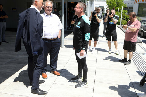 Landeshauptmann Hans Peter Doskozil und ÖFB-Präsident Gerhard Milletich im Gespräch mit Neo-Teamchef Ralf Rangnick (v.l.).