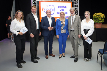 Bildungslandesrätin Daniela Winkler (3.v.r.) mit Valentina Czewenka, Unternehmer Michael Oberfeitner, Bürgermeister Georg Rosner, Messechef, Geschäftsführer Markus Tuider und Annika Kirnbauer (v.l.).