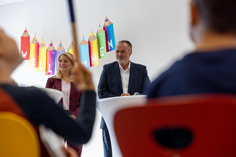 LH Doskozil und Landesrätin Winkler bei der Übergabe der Blockflöten in der Volksschule Mattersburg