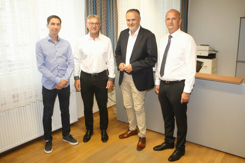 Landeshauptmann Hans Peter Doskozil beim Gemeindebesuch in Tobaj mit Bürgermeister Helmut Kopeszki (r.), Gemeindemitarbeiter Sascha Ifkovits und Amtsleiter Jürgen Marth