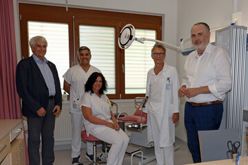 Im Sommer 2024 wurden die Räumlichkeiten des Instituts Kinderwunsch Burgenland in der Klinik Oberpullendorf erweitert. Im Bild v.l.: Univ.-Prof. Dr. Stephan Kriwanek (MedizinischerGeschäftsführer Gesundheit Burgenland), Prof. Dr. Kazem Nouri (Leiter Institut Kinderwunsch Burgenland), DGKP Dagmar Czmaidalka (Ambulanzleitung), OA Dr. Peter Bauer (Co-Leiter Institut Kinderwunsch Burgenland) und LH Mag. Hans Peter Doskozil.