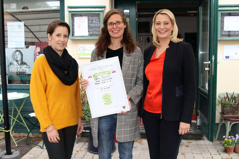 Esther Böhm (Kiddyspace-Botschafterin) mit Anja Haider-Wallner (Freuraum) und Familienlandesrätin Daniela Winkler