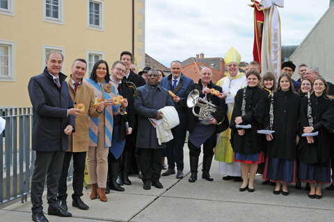 Landeshauptmann Hans Peter Doskozil mit Diözesanbischof Ägidius Zsifkovics nach dem Festgottesdienst vor dem Dom in Eisenstadt