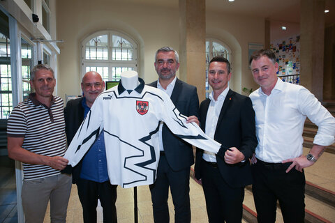 LAndesrat Heinrich Dorner eröffnete die Austellung Leiberl, die Geschichte schrieben anlässlich der Fußball Em in Eisenstadt