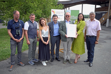 BirdLife Österreich-Geschäftsführer Dr. Gábor Wichmann, Naturpark-Obmann und Vizepräsident des Verbandes der Naturparke Österreich Johann Weber, Dagmar Grass (ARGE Naturparke), Geschäftsführer Franz Handler (Österreichische Naturparke), Direktor Gerhard Müllner, Landeshauptmann-Stellvertreterin Astrid Eisenkopf und Bürgermeister Vinzenz Knor (v.l.) mit dem Zertifikat zur Auszeichnung "Österreichische Naturparkschule".