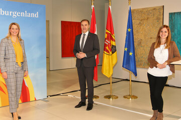 Landesrat Leonhard Schneemann und Landesrätin Daniela Winkler präsentierten Details zum Projekt Schulsozialarbeit. Von links: Landesrätin Winkler, Landesrat Schneemann, Tanja Tegeltija, die ab Dezember an Schulen in den Bezirken Eisenstadt-Umgebung und Mattersburg als Schulsozialarbeiterin tätig sein wird