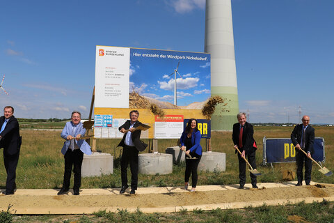 Wolfgang Trimmel, Geschäftsführer der Energie Burgenland Windkraft, Gerhard Zapfl, Bürgermeister von Nickelsdorf, Vorstansvorsitzender Michael Gerbavsits, Landeshauptmann-Stellvertreterin Mag.a Astrid Eisenkopf, Vorstandsdirektor Alois Ecker und Klaus Maras, Geschäftsführer der Energie Burgenland Windkraft, beim Spatenstich für die Erweiterung des Windparks Nickelsdorf.