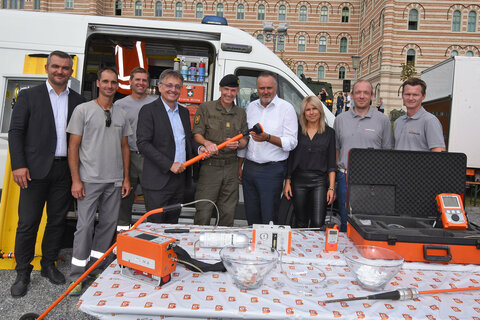 Landeshauptmann Hans Peter Doskozil, Landesrat Heinrich Dorner und Militärkommandant Gernot Gasser mit Energie-Burgenland-Vorstandvorsitzendem Michael Gerbavsits und dem Einsatzteam der Energie Burgenland.