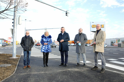 Verkehrslandesrat Mag. Heinrich Dorner mit Neusiedls Bürgermeisterin LAbg. Elisabeth Böhm, Baudirektor DI (FH) Wolfgang Heckenast, Bauleiter Dipl.-Ing. Bernd Wessely (r.) und ABEG-Geschäftsführer Mag. Bruno Kracher (l.) vor der umgebauten Anschlussstelle im Kreuzungsbereich B51/Kurzes Hirschfeld im Wirtschaftspark Neusiedl.