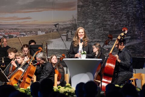 Landeshauptmann-Stellvertreterin Anja Haider-Wallner bei der Jubiläumsgala in der Mittelschule Neusiedl am See.