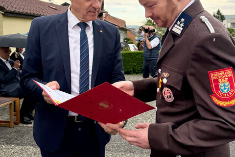 Landesrat Dr. Leonhard Schneemann bei der Verleihung der Ehrenzeichen und Urkunden.