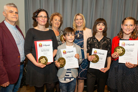 PreisträgerInnen des Literaturwettbewerbs „Goldenes Kleeblatt gegen Gewalt 2018“ – v.l. Jugendanwalt Christian Reumann, Susanne Karrer aus Zürich (3. Preis), Landtagspräsidentin Verena Dunst (hinten), Matthias Hirsch aus St. Margarethen (Jugend-Sonderpreis), Jugendlandesrätin Daniela Winkler, Bea Schmiedl aus Horitschon (Hauptpreisträgerin, Jugend-Sonderpreisträgerin u. bester burgenländischer Beitrag), Hanna Domnanovich aus Kroatisch Geresdorf (Jugend-Sonderpreis)
