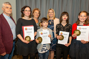 PreisträgerInnen des Literaturwettbewerbs „Goldenes Kleeblatt gegen Gewalt 2018“ – v.l. Jugendanwalt Christian Reumann, Susanne Karrer aus Zürich (3. Preis), Landtagspräsidentin Verena Dunst (hinten), Matthias Hirsch aus St. Margarethen (Jugend-Sonderpreis), Jugendlandesrätin Daniela Winkler, Bea Schmiedl aus Horitschon (Hauptpreisträgerin, Jugend-Sonderpreisträgerin u. bester burgenländischer Beitrag), Hanna Domnanovich aus Kroatisch Geresdorf (Jugend-Sonderpreis)