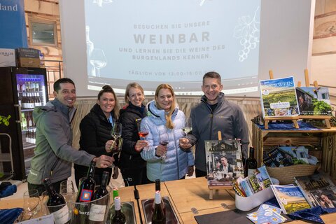 Auch Wein Burgenland war bei der 51. Burgenländische Ski-Woche vertreten: Familienlandesrätin Daniela Winkler und Protokollchef Rainer Winter mit dem Team von Wein Burgenland Geschäftsführer Christian Zechmeister, Eva Koppitsch, Projektleitung Weintourismus, und Anna Haas, Projektbetreuung