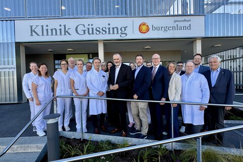 Landeshauptmann Hans Peter Doskozil mit der Klinikleitung und dem Team des Brustgesundheitszentrums der Klinik Güssing