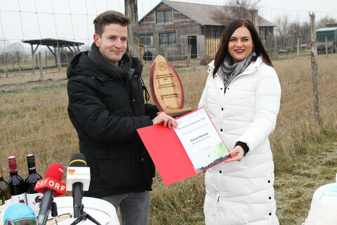 Florian Wimmer, Bio-Straußenfarm Wimmer, wurde von LH-Stellvertreterin Mag.a Astrid Eisenkopf mit dem Bio-Innovationspreis des Land Burgenland ausgezeichnet.