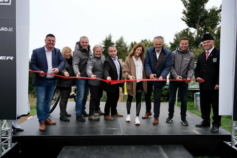 Bei der feierlichen Eröffnung der Burgenland-Trails am Geschriebenstein (v.l.): Bürgermeister Michael Kefeder, Lockenhaus, Brigitta Pelzer, GF Tourismusverband Mittelburgenland-Rosalia, Martin Ochsenhofer, GF Tourismusverband Südburgendland, Dr. Martin Nehrer, Vizebürgermeister Klaus Gangl, Rechnitz, Julia Dujmovits, Landeshauptmann Hans Peter Doskozil und Didi Tunkel, Geschäftsführer Burgenland Tourismus