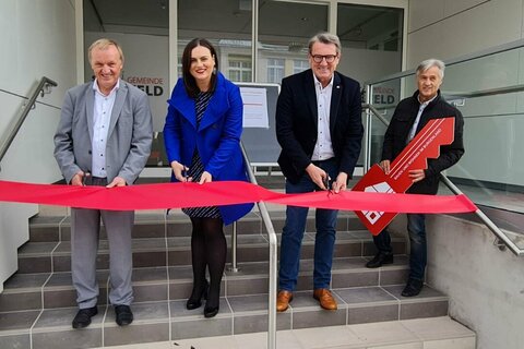 Bürgermeister Michael Lampel, Landeshauptmann-Stellvertreterin Astrid Eisenkopf, OSG-Direktor Alfred Kollar und Oberamtsrat, Amtsleiter Rudolf Tschirk (v.l.) schnitten das Band zur offiziellen Eröffnung des Rathauses in Neufeld durch.