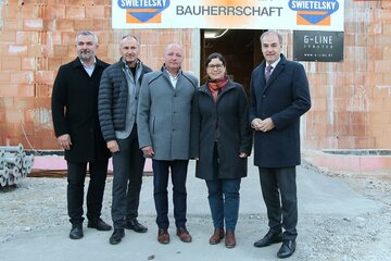Infrastrukturlandesrat Mag. Heinrich Dorner, Bauverantwortlicher Firma Swietelsky, Bürgermeister Andreas Tremmel, SOWO-Geschäftsführerin Melanie Piskernik, Soziallandesrat Dr. Leonhard Schneemann.