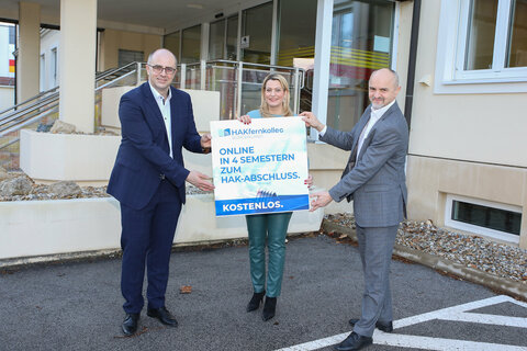 Landesrätin Mag.a (FH) Daniela Winkler und Bildungsdirektor Mag. Heinz Josef Zitz stellten gemeinsam mit MMag. Andreas Lonayi, Direktor der HAK Oberwart, das HAK Fernkolleg Burgenland vor