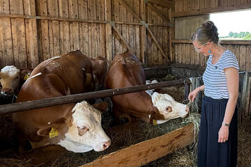 Landeshauptmann-Stellvertreterin Anja Haider-Wallner beim Betriebsbesuch am Milchhof Koch in Markt Allhau.