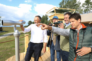 Landeshauptmann Hans Peter Doskozil mit Florian Kreissl, Vertriebsleiter SWAROVSKI OPTIK Österreich (rechts), Nationalparkdirektor Johannes Ehrenfeldner (2.v.r.) und Mag. Dr. Thomas Zechmeister, Leiter der Biologische Station Illmitz (3.v.r.)